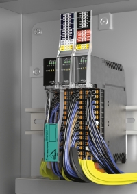 The AS-Interface module KE5 is a real space saver in switch boxes or cabinets