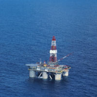Extracción de petróleo en plataformas petrolíferas marinas 